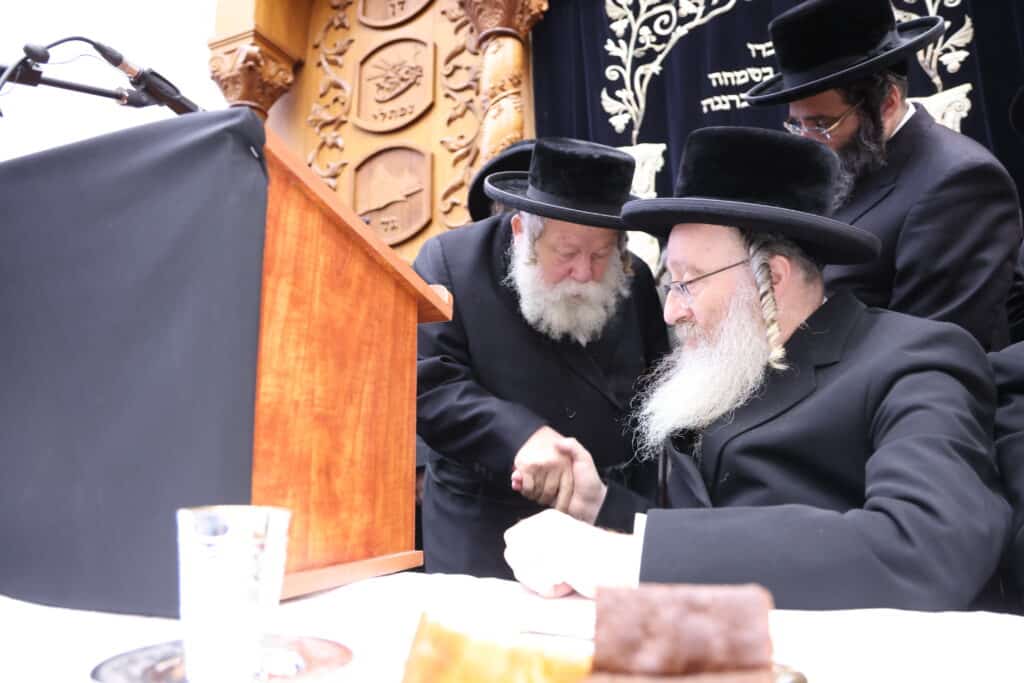 התרגשות בביאלה: האח הגדול הכתיר את אחיו הקטן