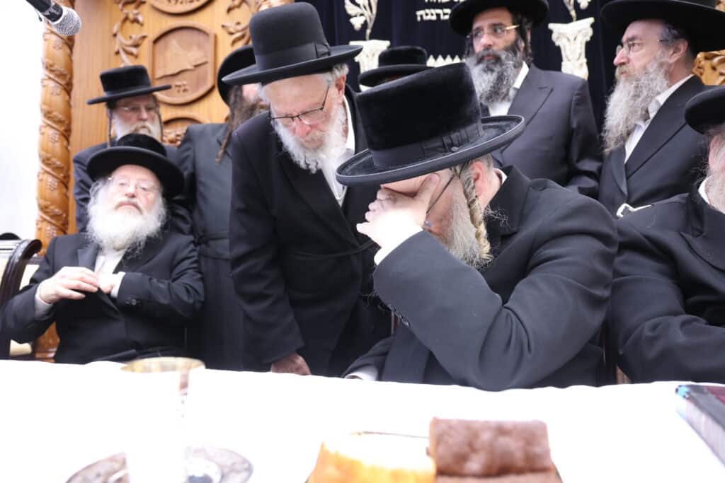 התרגשות בביאלה: האח הגדול הכתיר את אחיו הקטן