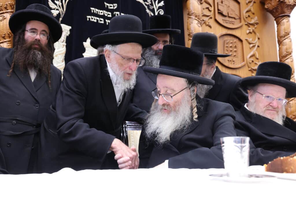 התרגשות בביאלה: האח הגדול הכתיר את אחיו הקטן