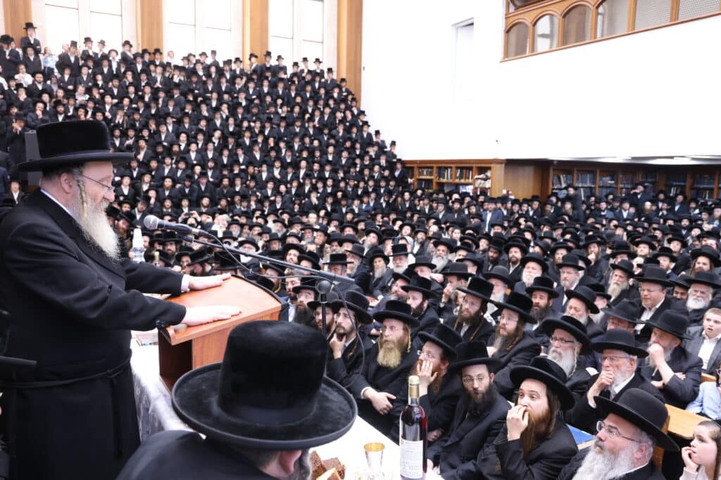 התרגשות בביאלה: האח הגדול הכתיר את אחיו הקטן