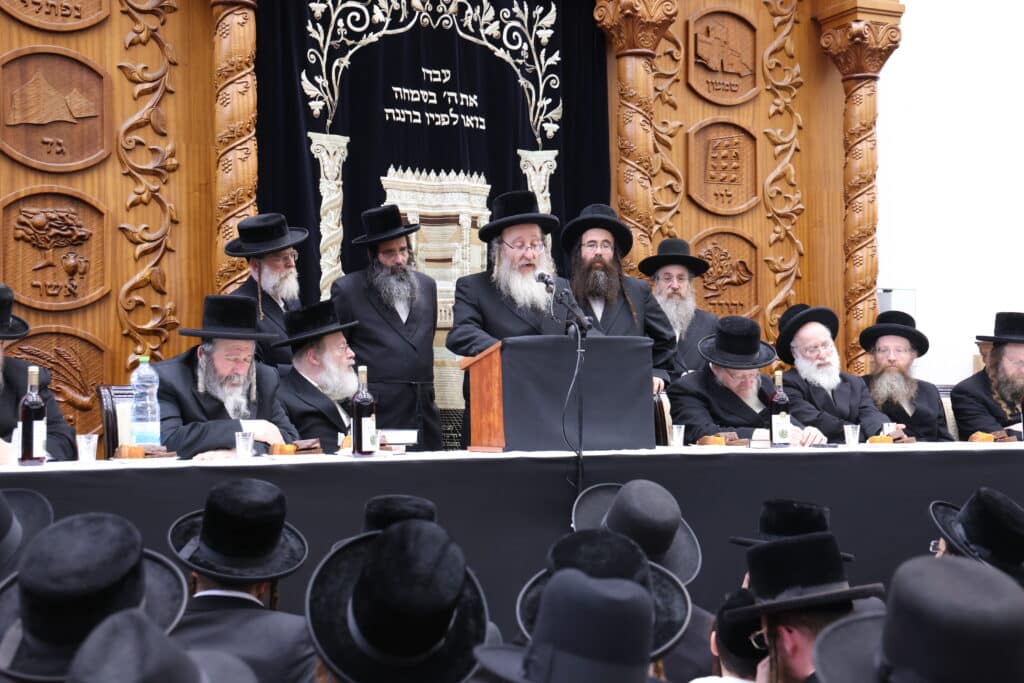 התרגשות בביאלה: האח הגדול הכתיר את אחיו הקטן