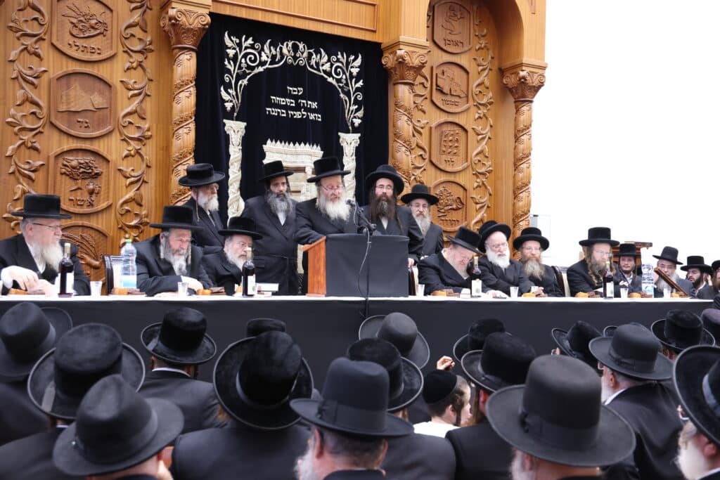 התרגשות בביאלה: האח הגדול הכתיר את אחיו הקטן