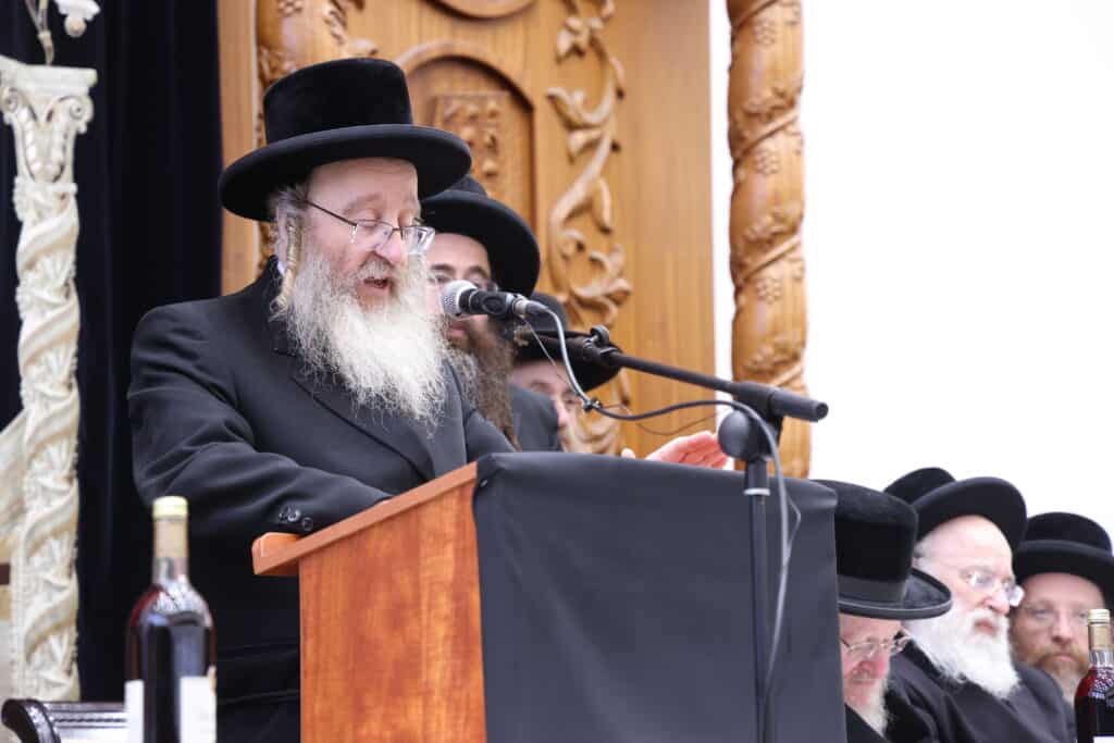 התרגשות בביאלה: האח הגדול הכתיר את אחיו הקטן