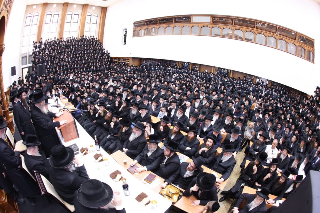 התרגשות בביאלה: האח הגדול הכתיר את אחיו הקטן