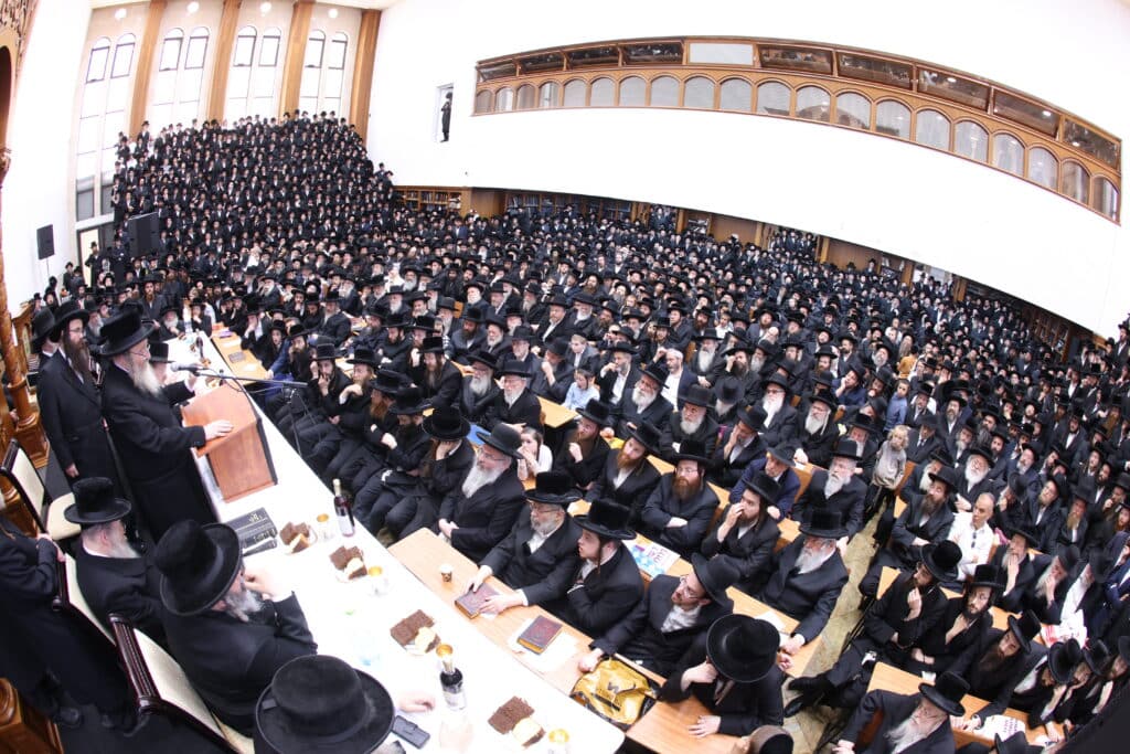 התרגשות בביאלה: האח הגדול הכתיר את אחיו הקטן