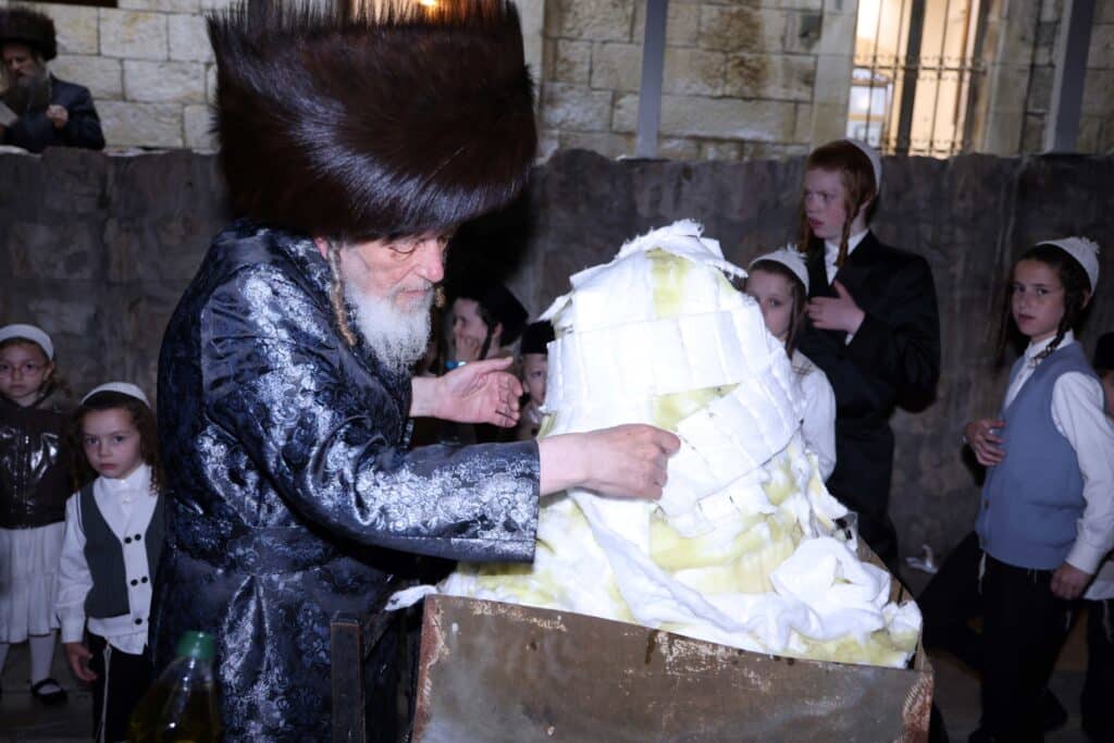 ל"ג בעומר: האדמו"ר מספינקא הדליק עם החסידים