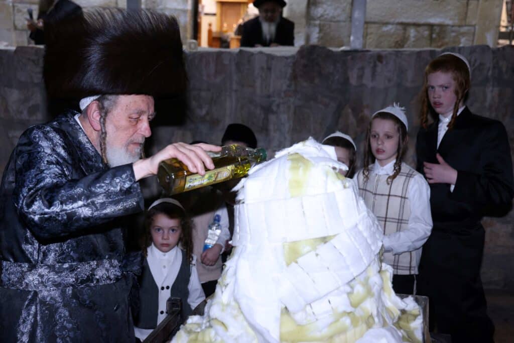 ל"ג בעומר: האדמו"ר מספינקא הדליק עם החסידים