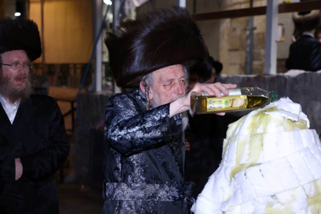 ל"ג בעומר: האדמו"ר מספינקא הדליק עם החסידים