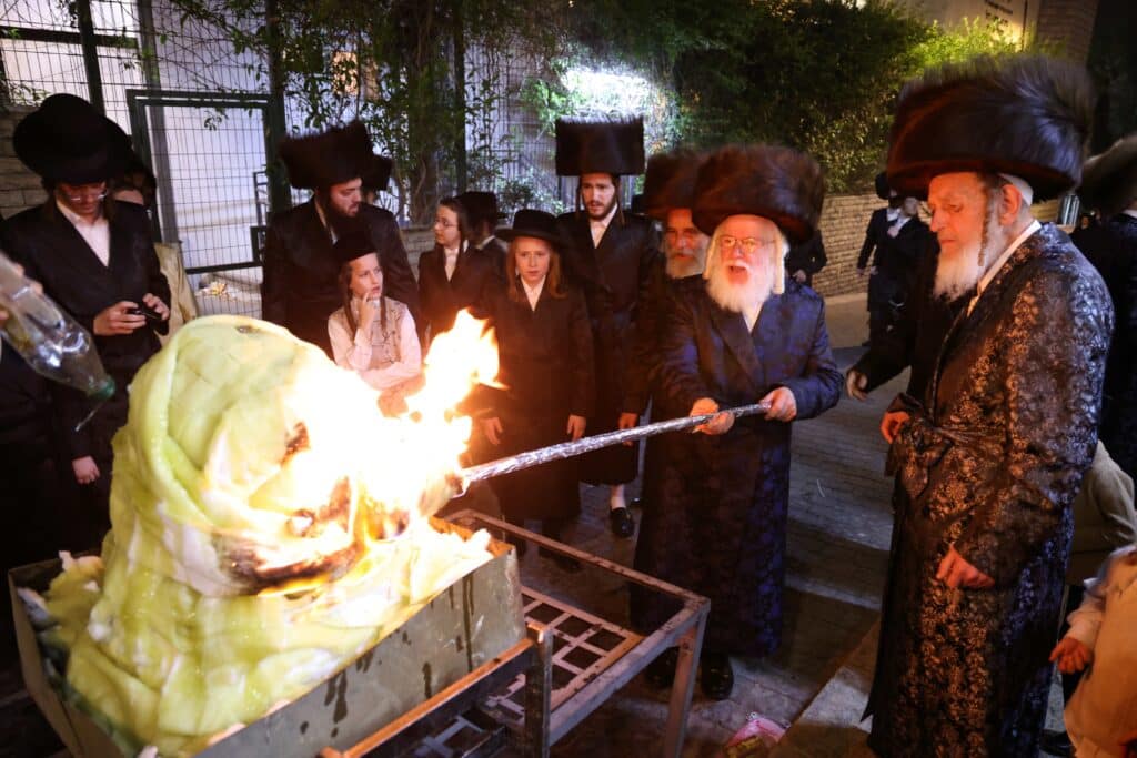 ל"ג בעומר: האדמו"ר מספינקא הדליק עם החסידים