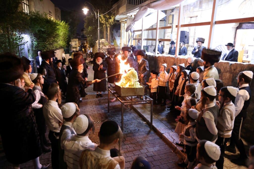 ל"ג בעומר: האדמו"ר מספינקא הדליק עם החסידים