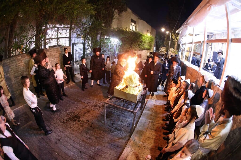 ל"ג בעומר: האדמו"ר מספינקא הדליק עם החסידים
