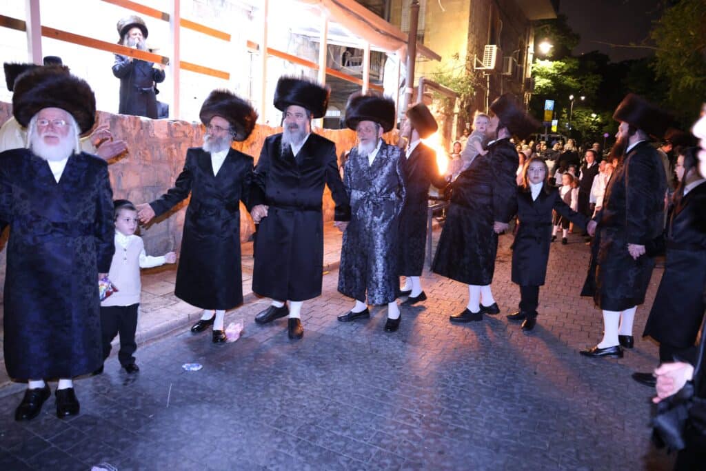 ל"ג בעומר: האדמו"ר מספינקא הדליק עם החסידים