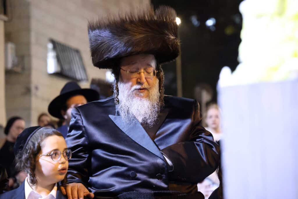 האדמו"ר מסאווראן ירושלים הדליק עם החסידים