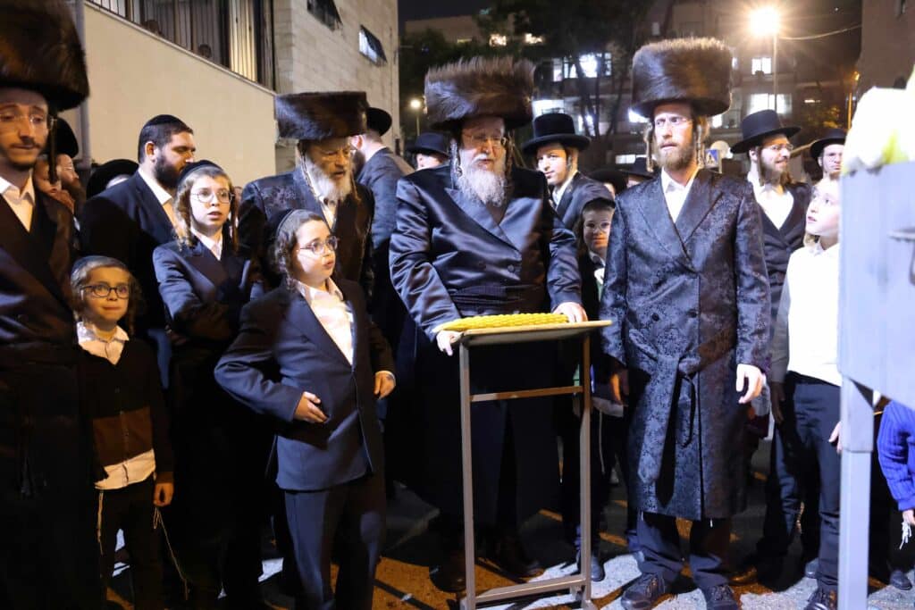 האדמו"ר מסאווראן ירושלים הדליק עם החסידים