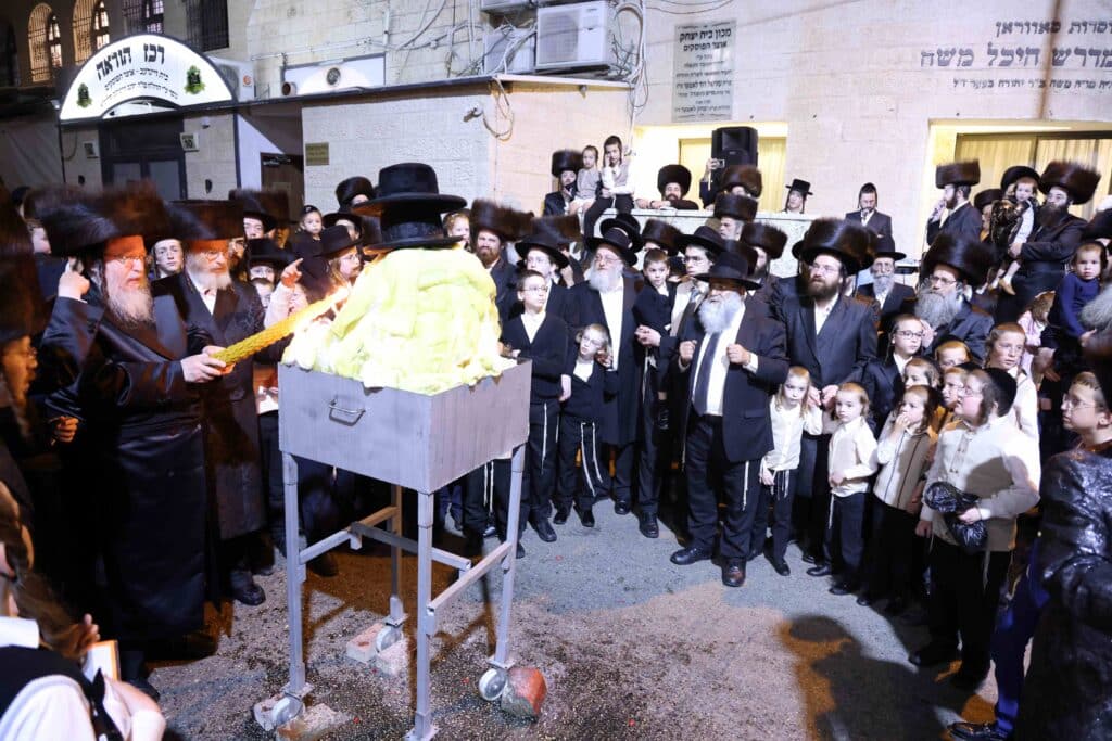 האדמו"ר מסאווראן ירושלים הדליק עם החסידים