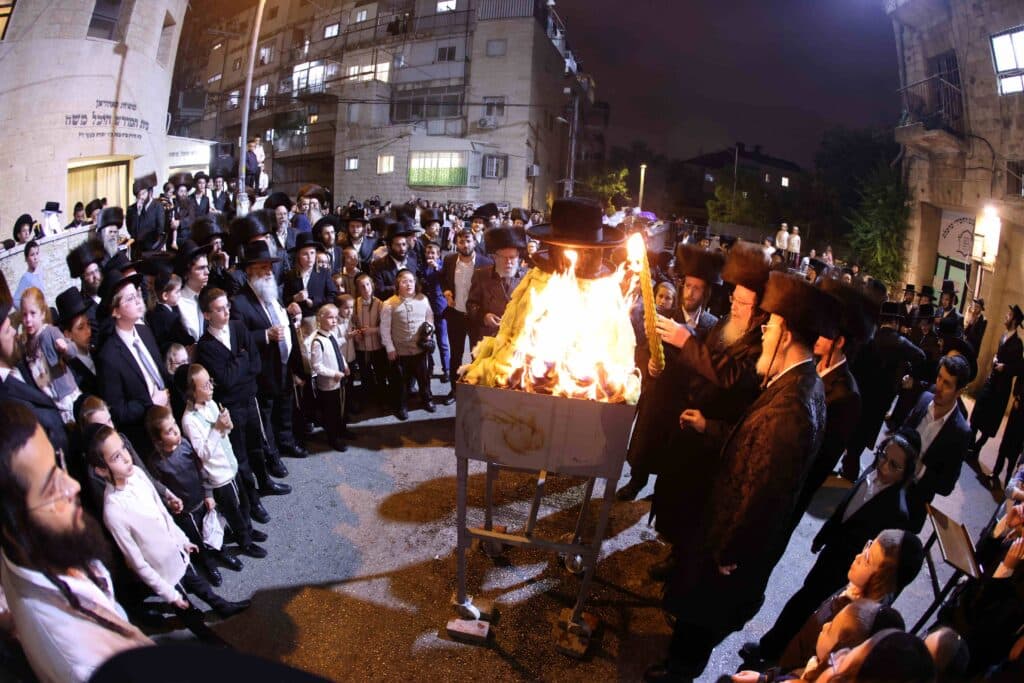 האדמו"ר מסאווראן ירושלים הדליק עם החסידים