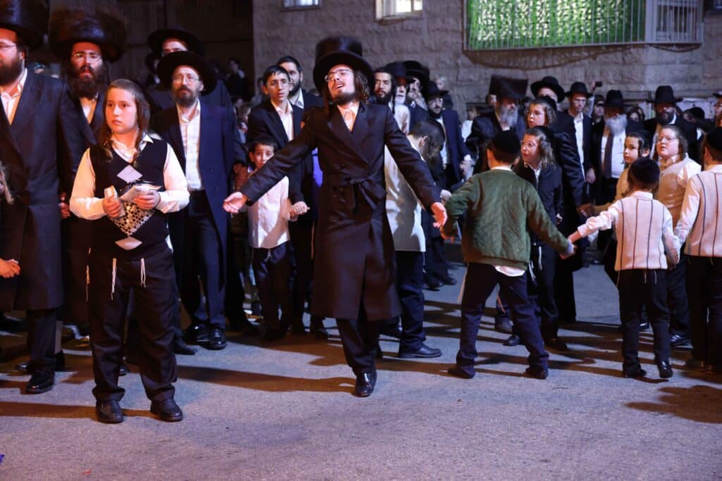 האדמו"ר מסאווראן ירושלים הדליק עם החסידים