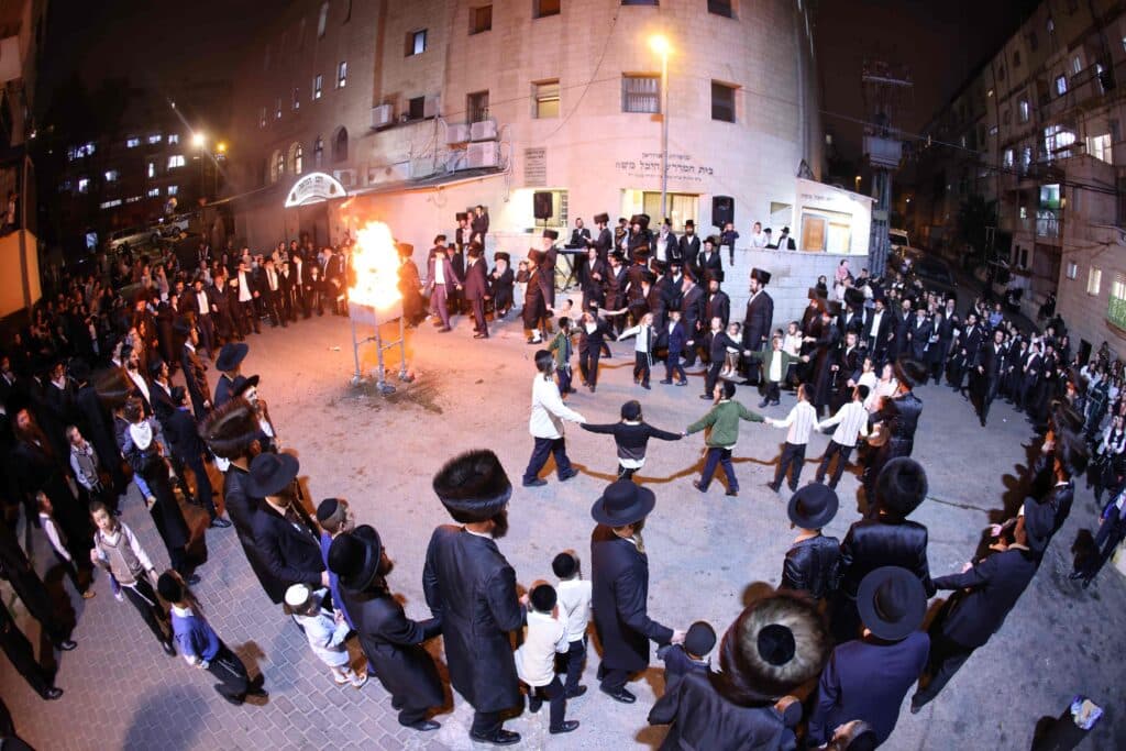 האדמו"ר מסאווראן ירושלים הדליק עם החסידים