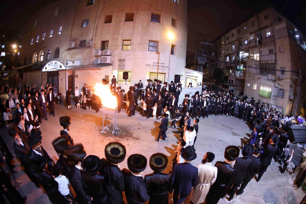 האדמו"ר מסאווראן ירושלים הדליק עם החסידים
