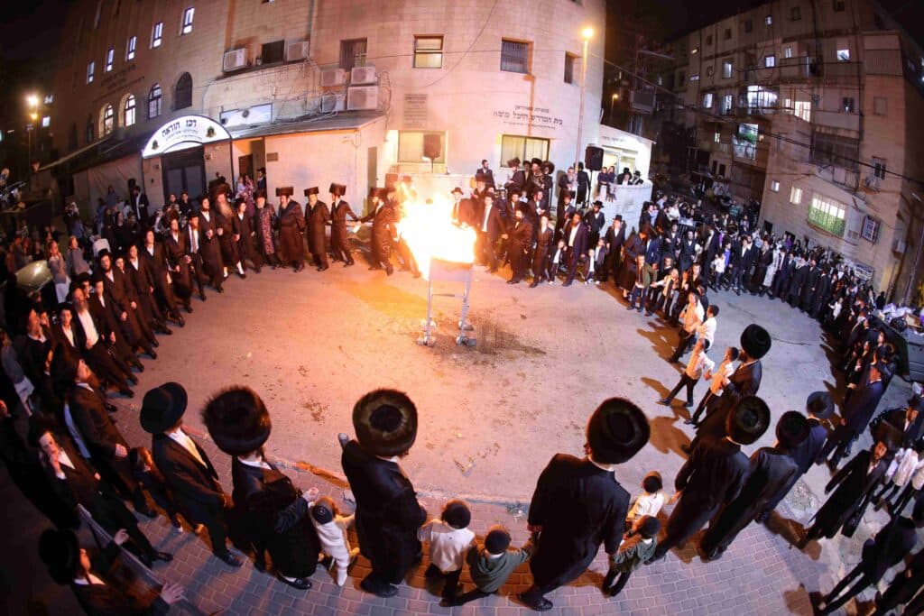 האדמו"ר מסאווראן ירושלים הדליק עם החסידים