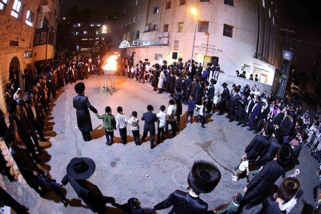 האדמו"ר מסאווראן ירושלים הדליק עם החסידים