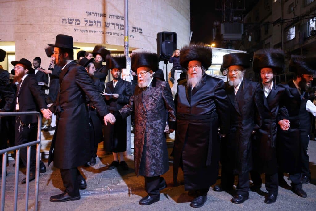 האדמו"ר מסאווראן ירושלים הדליק עם החסידים