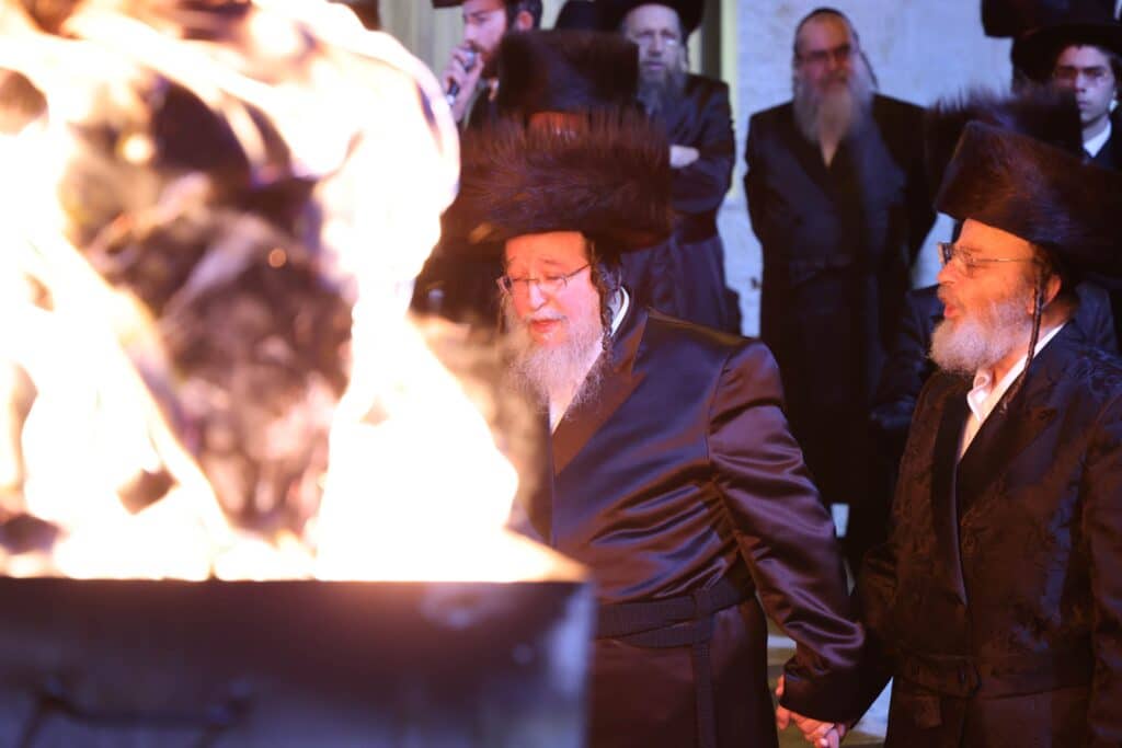 האדמו"ר מסאווראן ירושלים הדליק עם החסידים