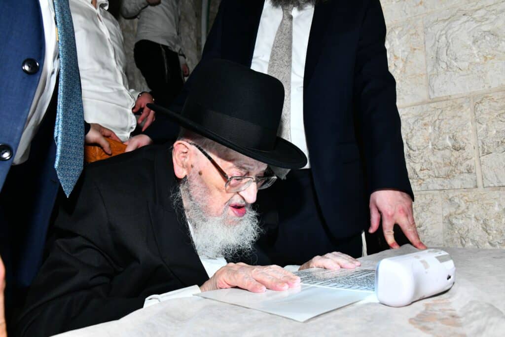 מרן ראש הישיבה הגרמ"צ ברגמן העלה את האבוקה