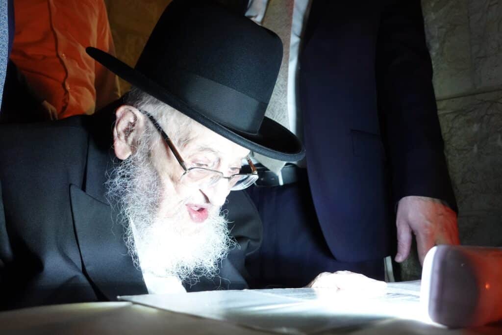 מרן ראש הישיבה הגרמ"צ ברגמן העלה את האבוקה