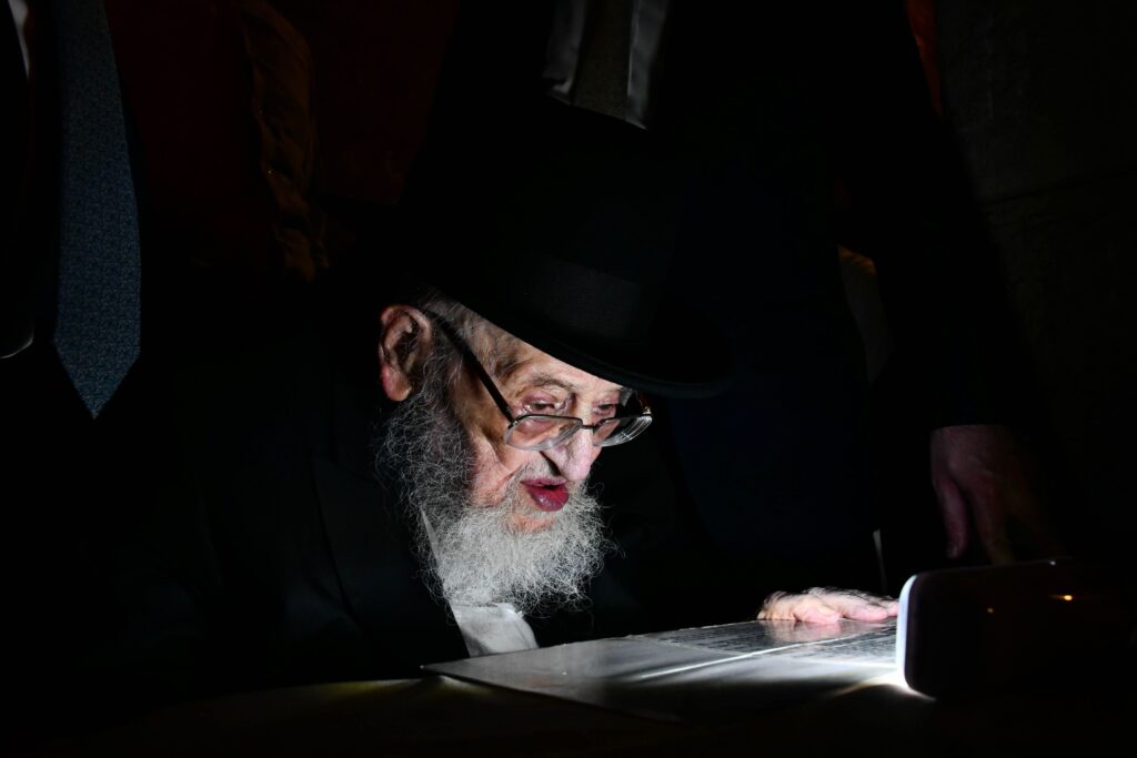 מרן ראש הישיבה הגרמ"צ ברגמן העלה את האבוקה