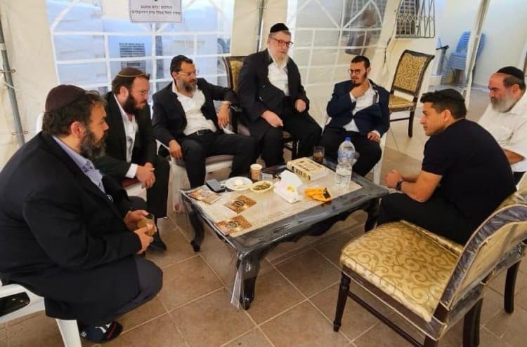 המקום ינחם: המונים ניחמו את ראש הקהילה בהונגריה • גלרייה