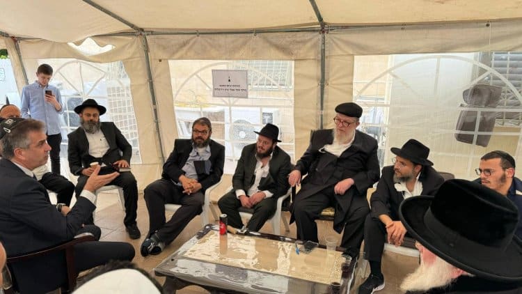 המקום ינחם: המונים ניחמו את ראש הקהילה בהונגריה • גלרייה