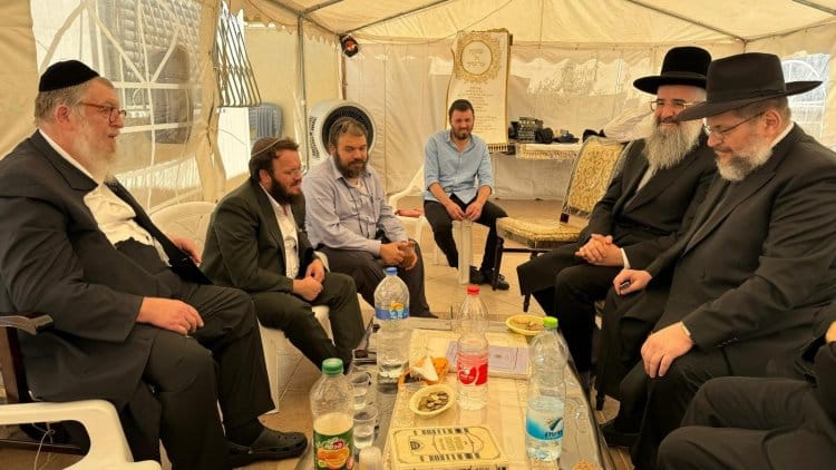 המקום ינחם: המונים ניחמו את ראש הקהילה בהונגריה • גלרייה