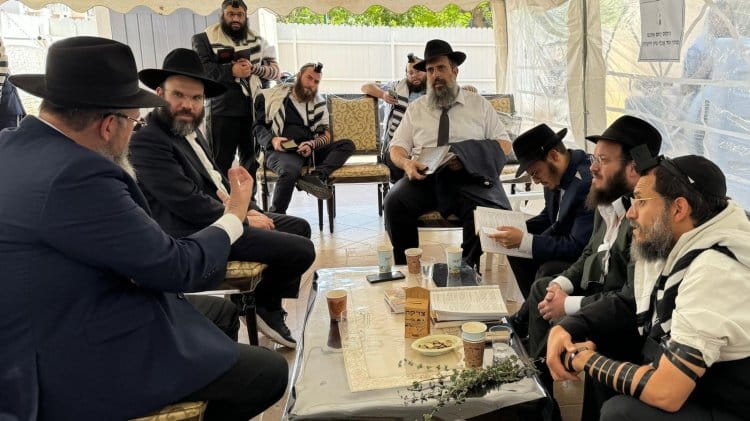 המקום ינחם: המונים ניחמו את ראש הקהילה בהונגריה • גלרייה