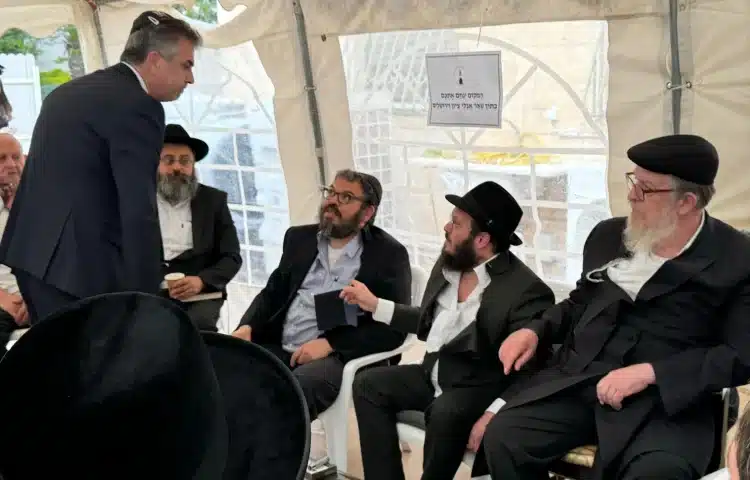 המקום ינחם: המונים ניחמו את ראש הקהילה בהונגריה • גלרייה