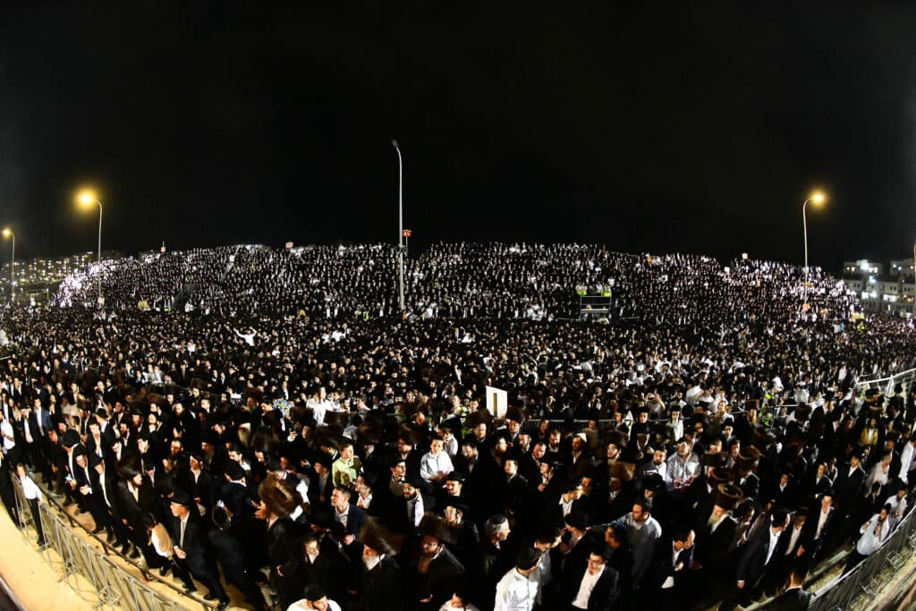 יבטל כל הגזרות: רבבות רקדו עם המשפיע בבית שמש