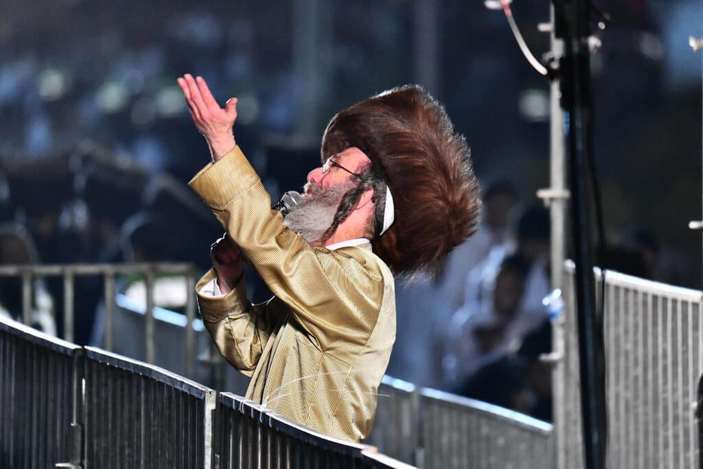 יבטל כל הגזרות: רבבות רקדו עם המשפיע בבית שמש