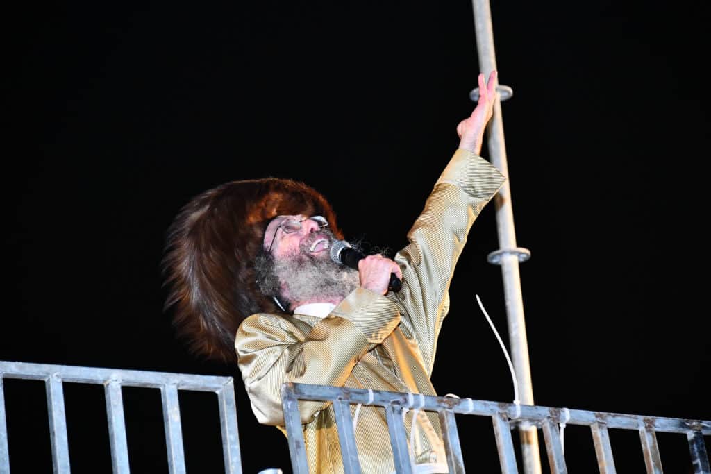 יבטל כל הגזרות: רבבות רקדו עם המשפיע בבית שמש