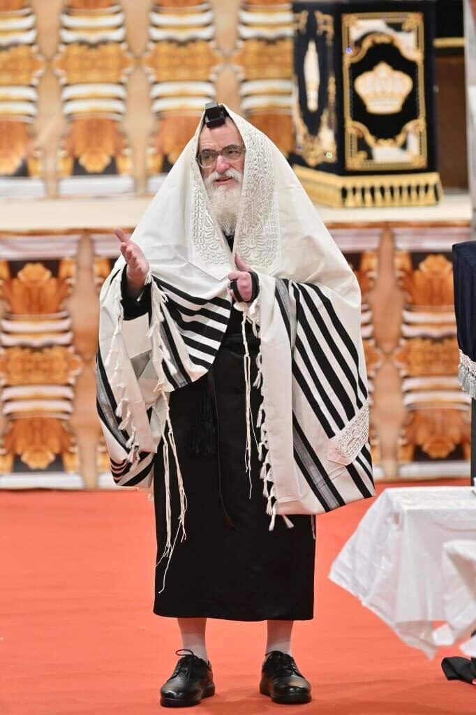 חץ וקשת: הרבי מויז'ניץ הדליק עם החסידים