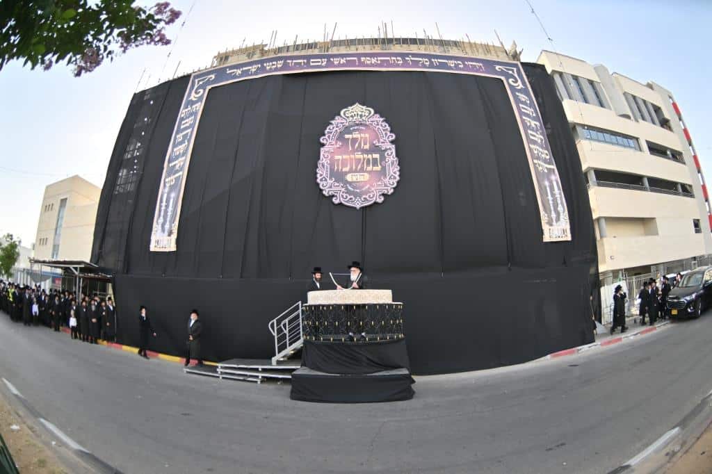 חץ וקשת: הרבי מויז'ניץ הדליק עם החסידים