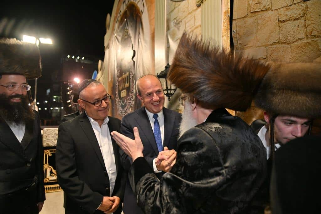 חץ וקשת: הרבי מויז'ניץ הדליק עם החסידים