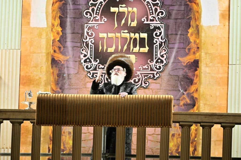 חץ וקשת: הרבי מויז'ניץ הדליק עם החסידים