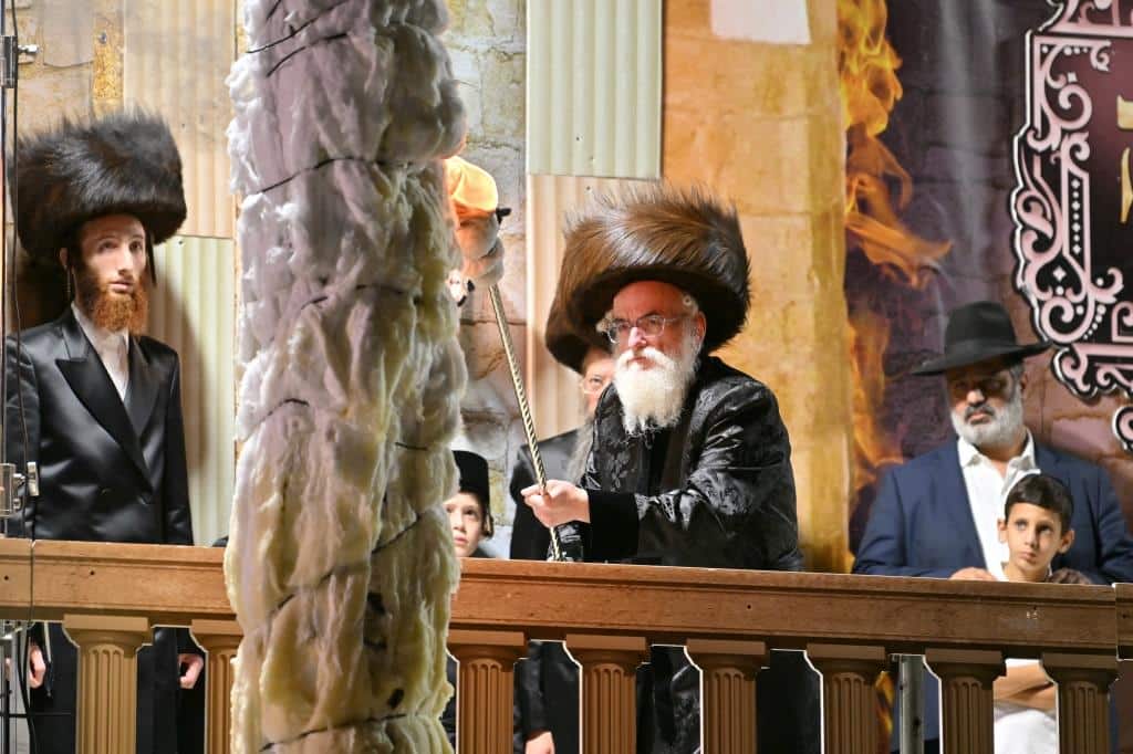 חץ וקשת: הרבי מויז'ניץ הדליק עם החסידים