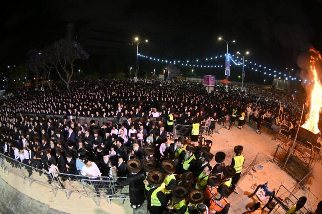 חץ וקשת: הרבי מויז'ניץ הדליק עם החסידים