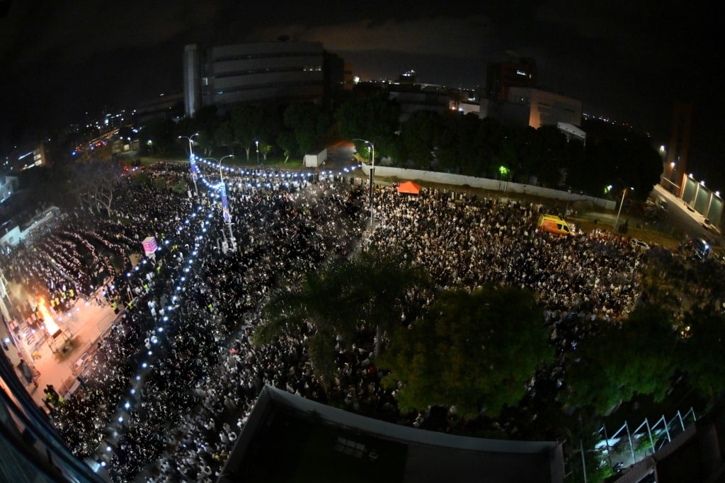 חץ וקשת: הרבי מויז'ניץ הדליק עם החסידים