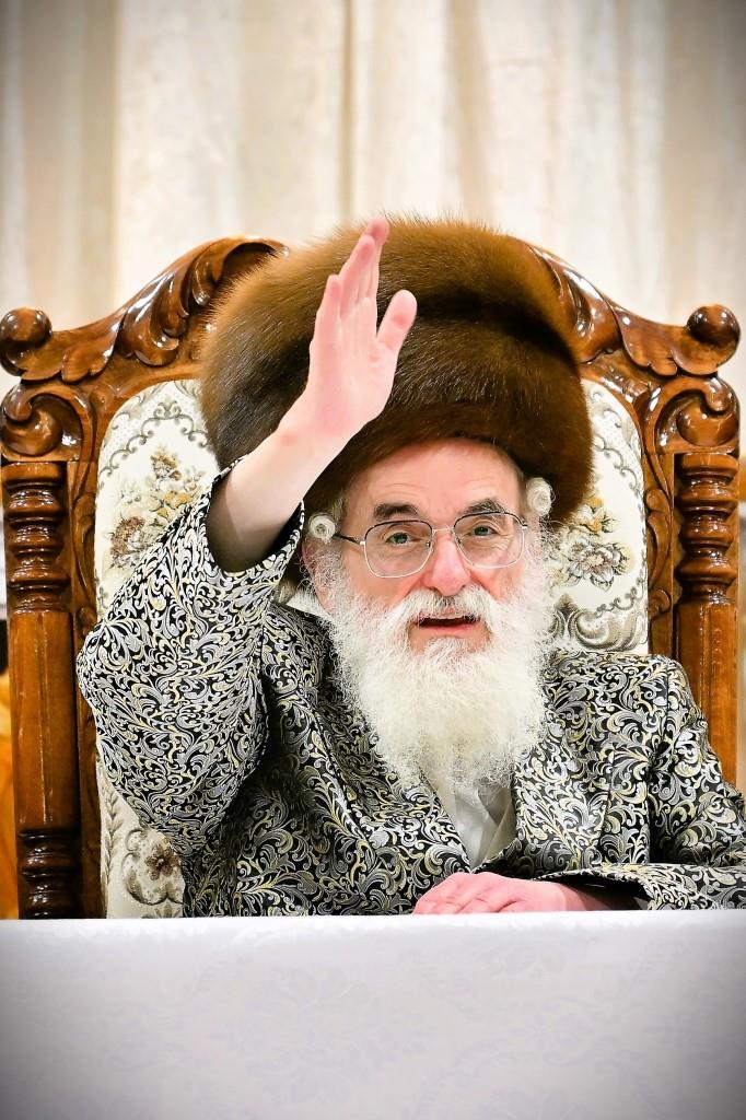 חץ וקשת: הרבי מויז'ניץ הדליק עם החסידים