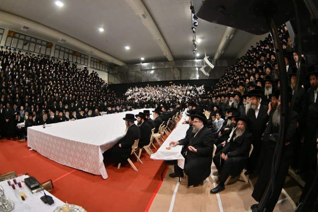 חץ וקשת: הרבי מויז'ניץ הדליק עם החסידים