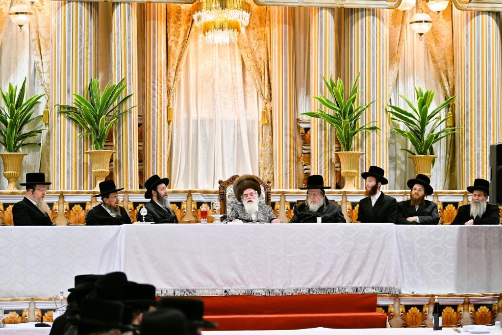 חץ וקשת: הרבי מויז'ניץ הדליק עם החסידים