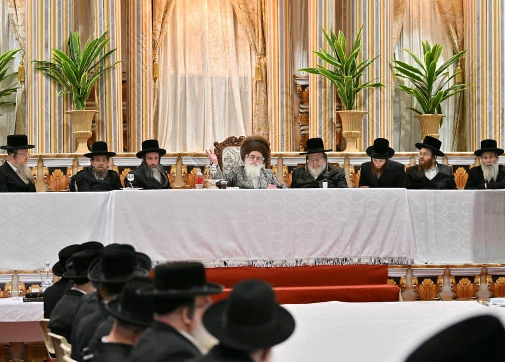 חץ וקשת: הרבי מויז'ניץ הדליק עם החסידים