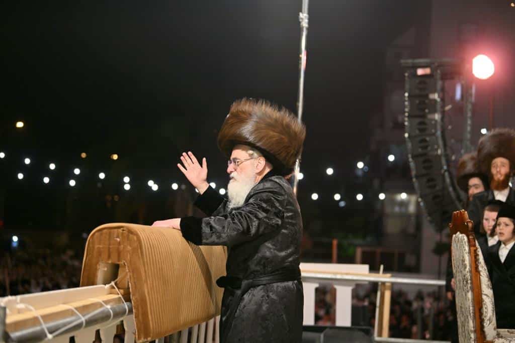 חץ וקשת: הרבי מויז'ניץ הדליק עם החסידים